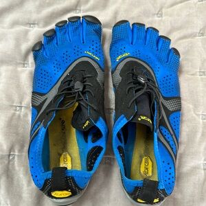 V-Run Vibram shoes blue and black colored